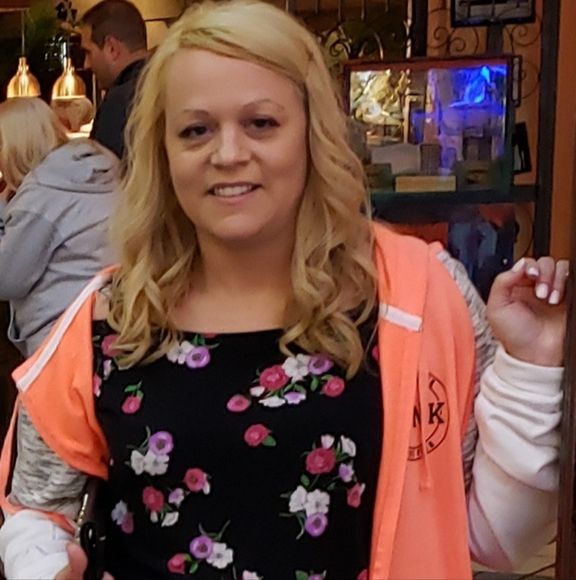 Meet your Posher, Jenn - Picture 2 of 3